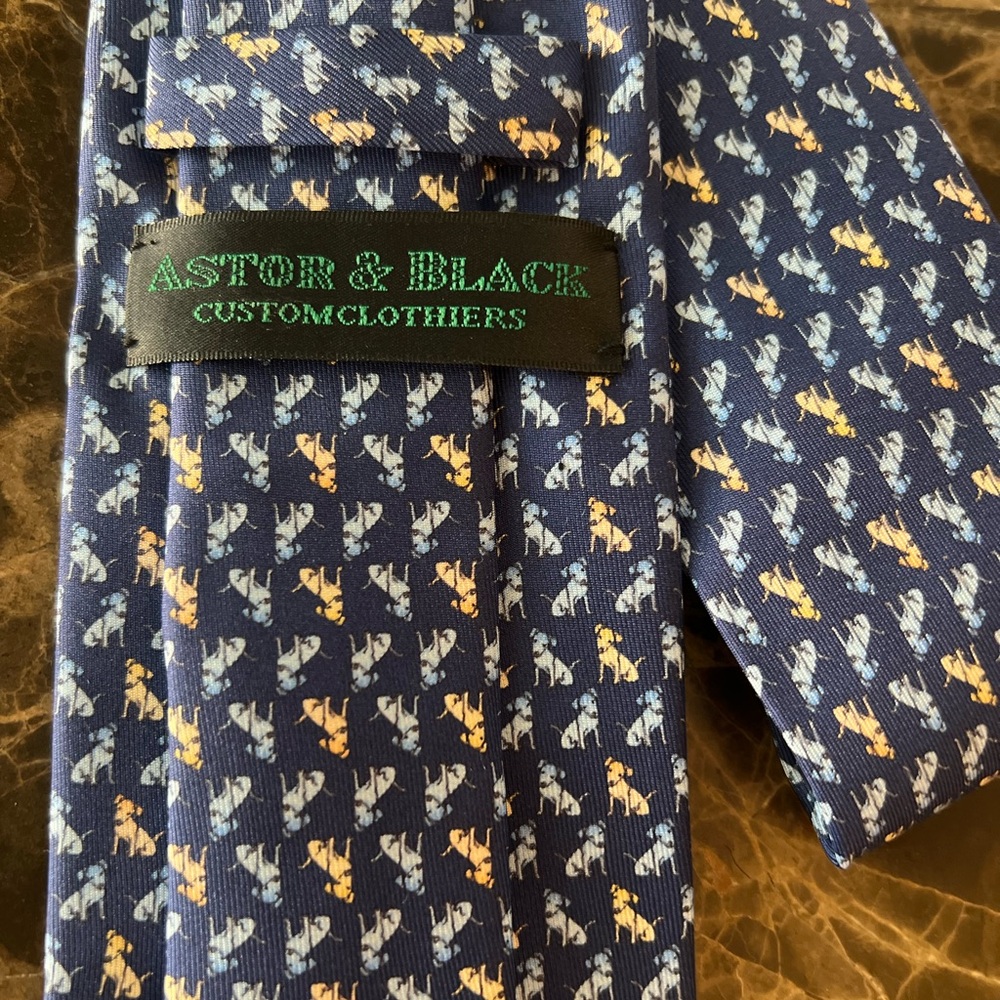 Astor & Black 100 % Silk Tie Navy Dog Motif Preppy Sporting Hunting Novelty - Picture 2 of 10